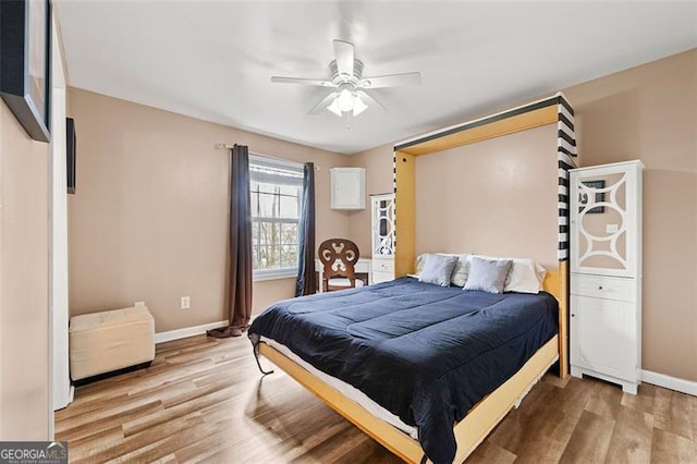 bedroom with light wood-style floors, baseboards, and a ceiling fan