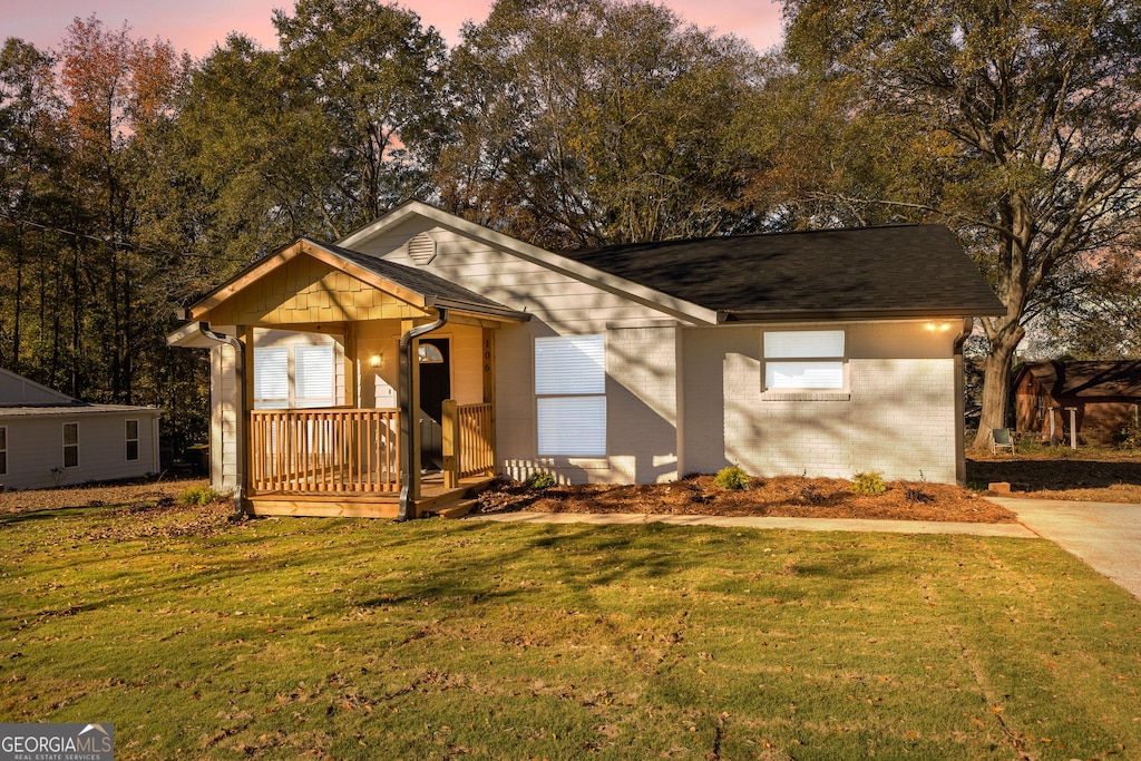 view of front of property with a lawn