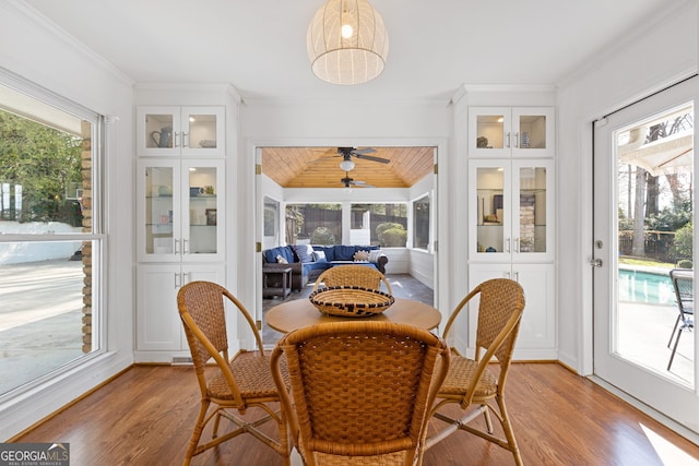 sunroom / solarium featuring a ceiling fan