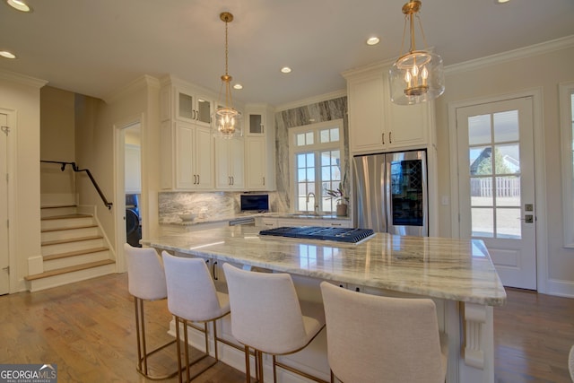 kitchen with stainless steel appliances, crown molding, and dark wood-style floors