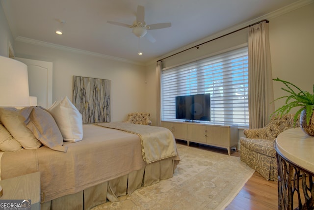 bedroom with light wood-style floors, recessed lighting, crown molding, and ceiling fan