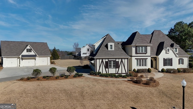 view of front of property featuring concrete driveway