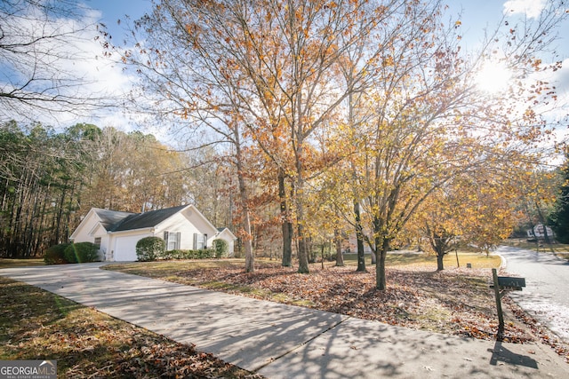 view of front of house with driveway