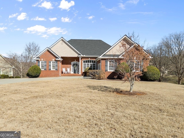 view of front of property featuring a front yard and brick siding