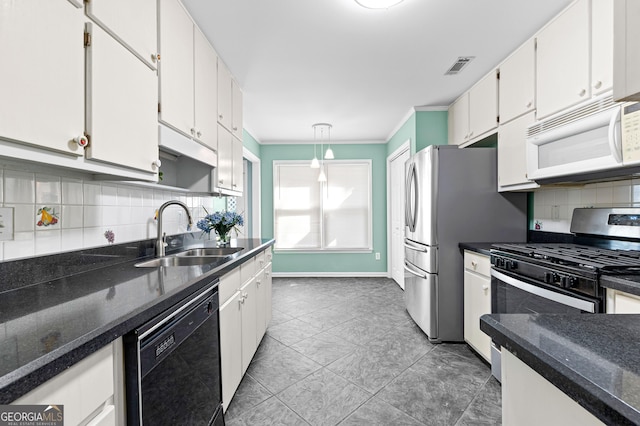 kitchen with stainless steel appliances, a sink, visible vents, white cabinetry, and crown molding