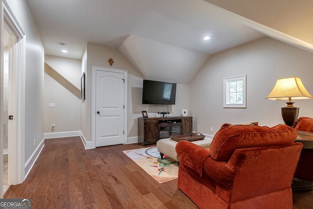 living area featuring lofted ceiling, recessed lighting, baseboards, and wood finished floors