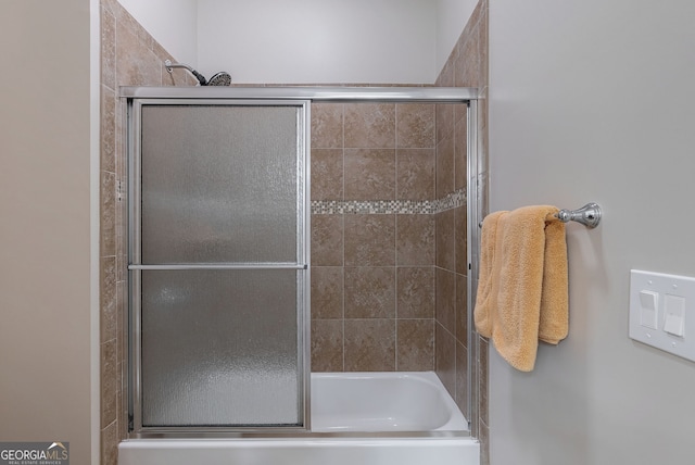 bathroom with combined bath / shower with glass door