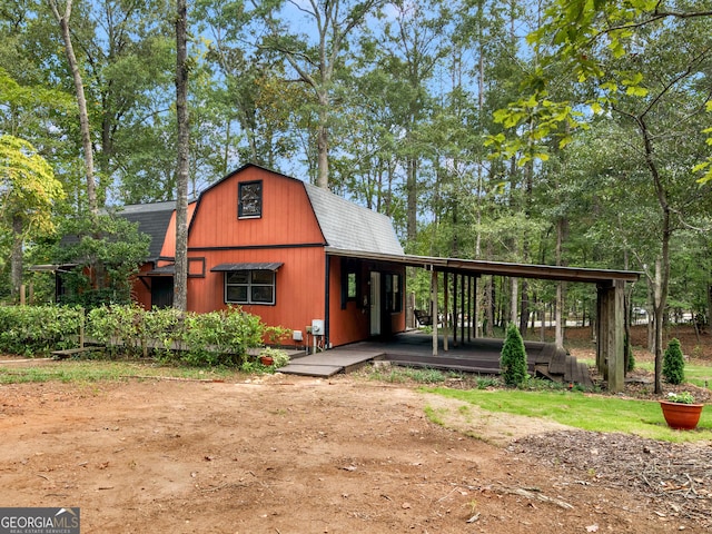 back of house featuring a gambrel roof