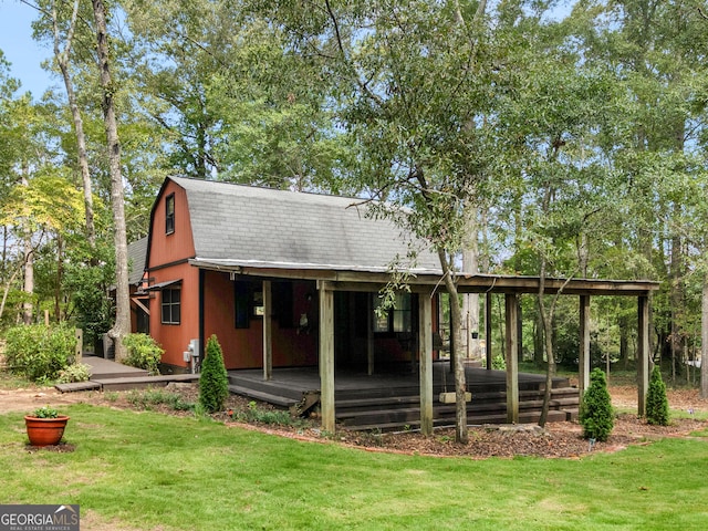 view of front of home featuring a front yard and a gambrel roof