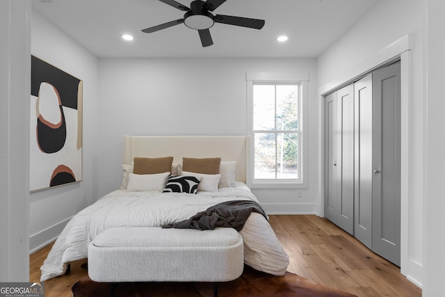 bedroom featuring recessed lighting, wood finished floors, a ceiling fan, baseboards, and a closet