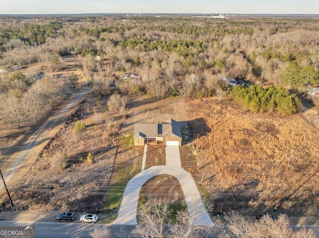 birds eye view of property featuring a forest view