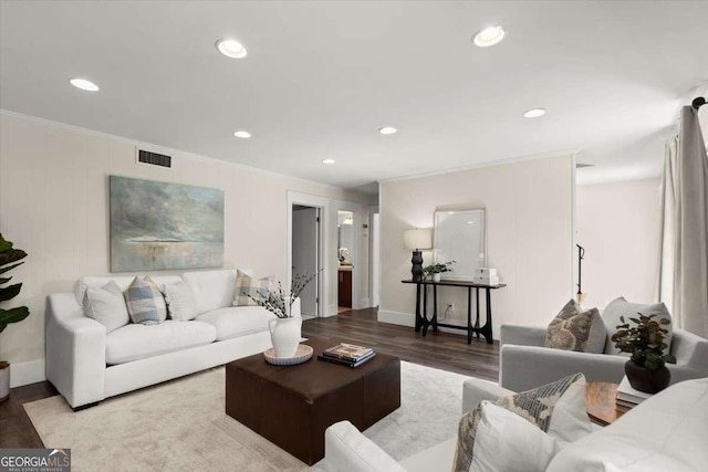 living area featuring recessed lighting, visible vents, ornamental molding, wood finished floors, and baseboards