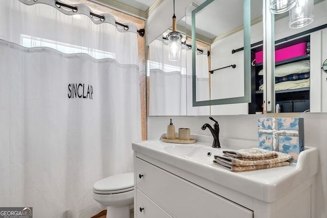 full bathroom featuring a shower with shower curtain, vanity, and toilet