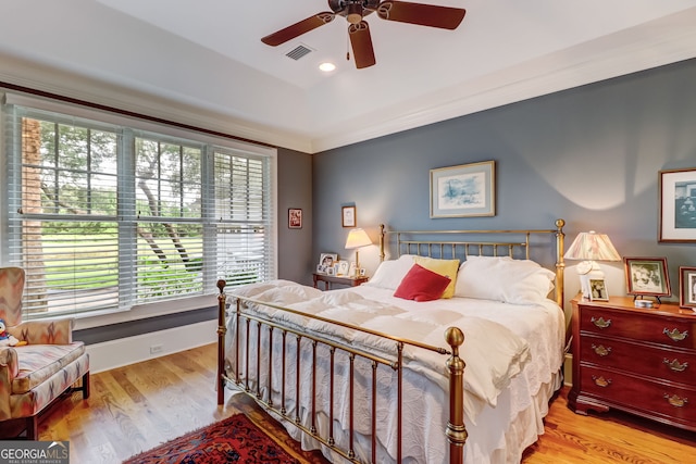 bedroom featuring baseboards, visible vents, a ceiling fan, light wood-type flooring, and recessed lighting