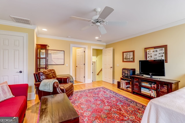 living room featuring ceiling fan, recessed lighting, wood finished floors, visible vents, and ornamental molding