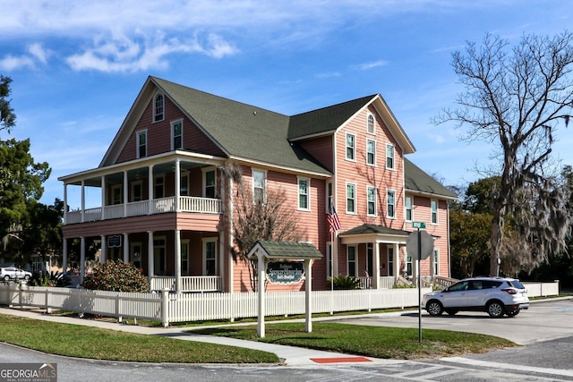 view of front of house featuring a fenced front yard