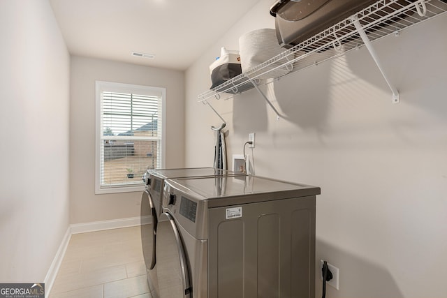 laundry area featuring laundry area, visible vents, independent washer and dryer, and baseboards