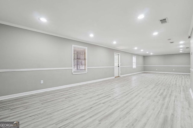 basement featuring recessed lighting, visible vents, light wood-style flooring, ornamental molding, and baseboards