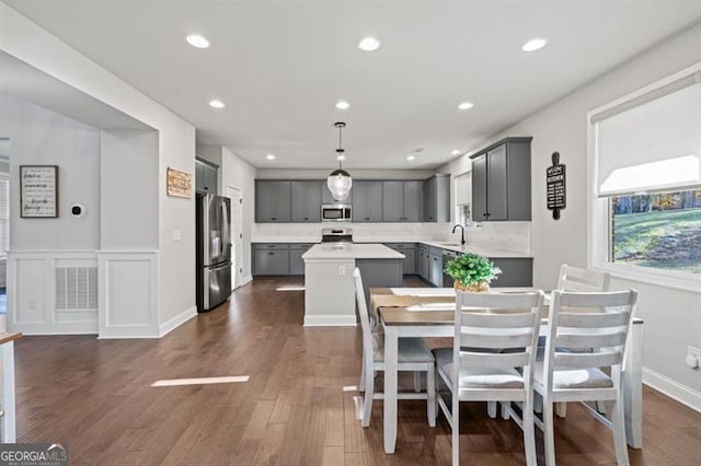 dining space featuring baseboards, dark wood-type flooring, visible vents, and recessed lighting