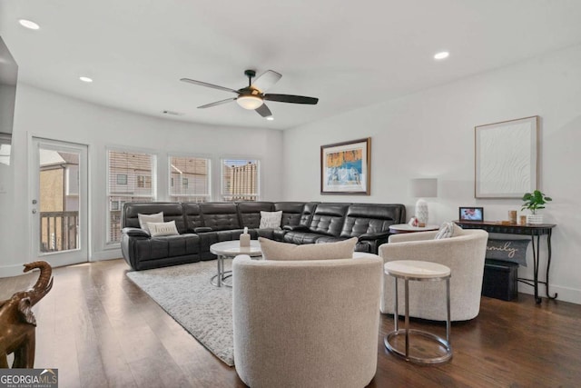 living area with dark wood-style flooring, a ceiling fan, and recessed lighting