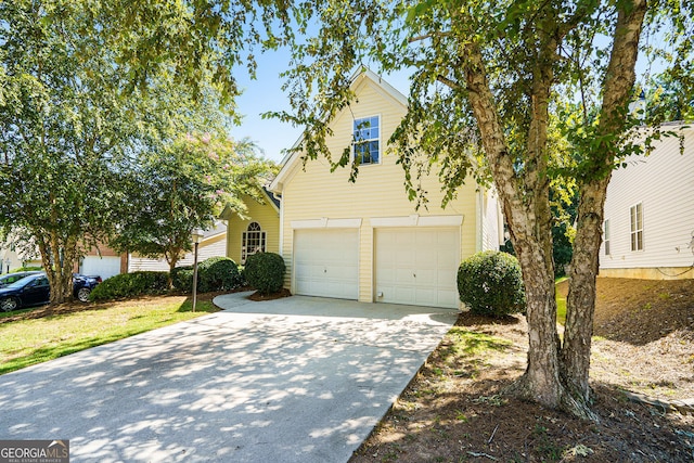 view of front of property with driveway