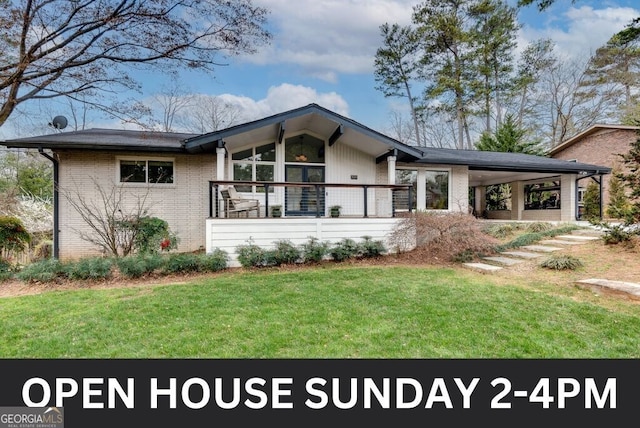 view of front of home featuring brick siding and a front lawn