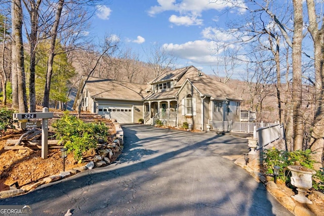 view of front facade with driveway and a garage