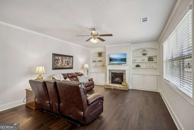 living room featuring ceiling fan, dark wood-type flooring, visible vents, baseboards, and crown molding