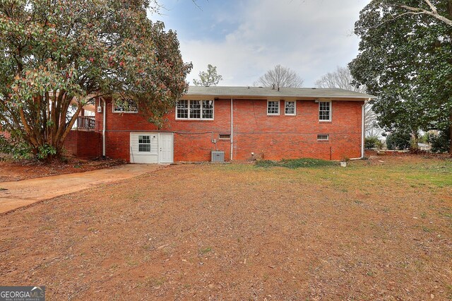 single story home with a carport, brick siding, a front lawn, and a porch