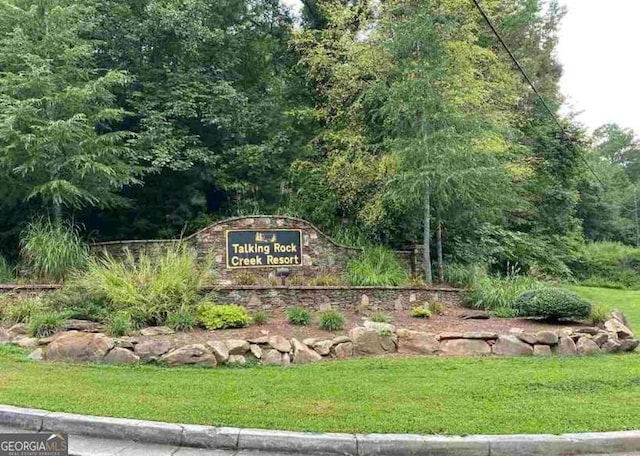 community sign featuring a lawn