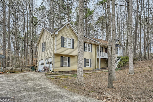 view of front facade featuring driveway and a garage