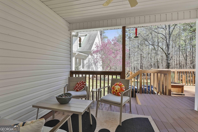 sunroom featuring a ceiling fan