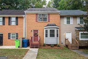 view of front of house with a front yard