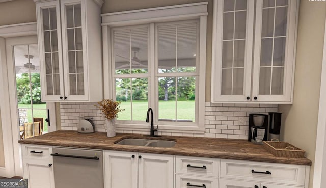 bar with a sink and decorative backsplash