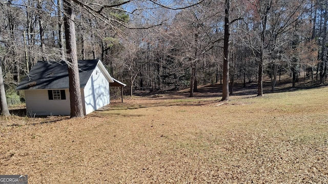 view of yard featuring an outdoor structure