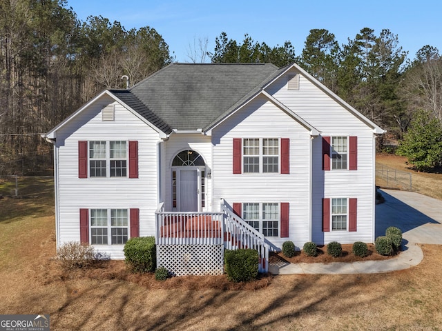 split foyer home featuring a front lawn