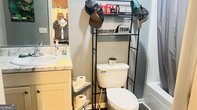 full bathroom featuring shower / tub combo with curtain, vanity, and toilet