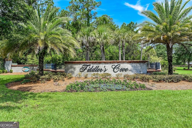 community sign featuring a lawn