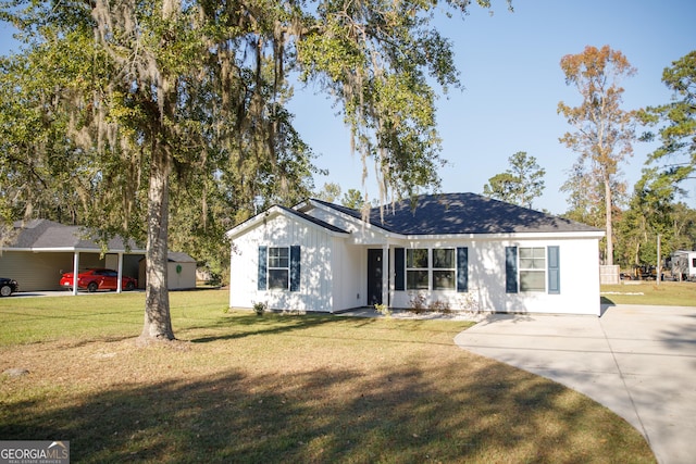 ranch-style house featuring a front yard