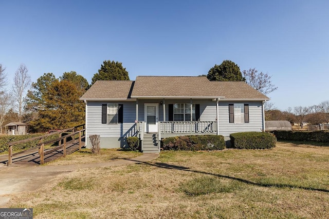 view of front of house featuring a porch, a front lawn, and fence