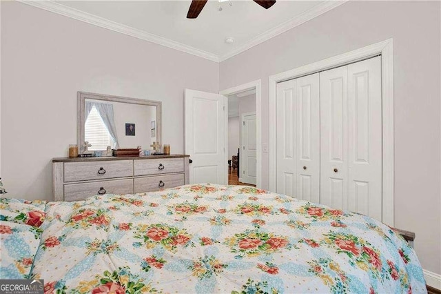 bedroom with ceiling fan, ornamental molding, and a closet