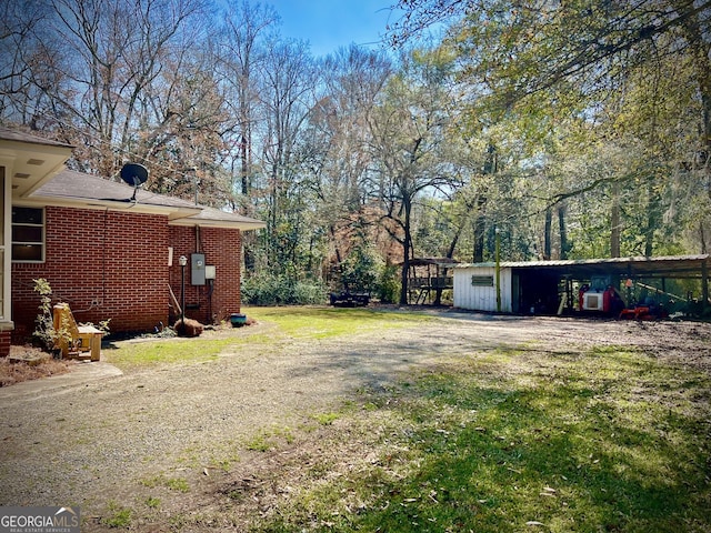 view of yard with an outdoor structure