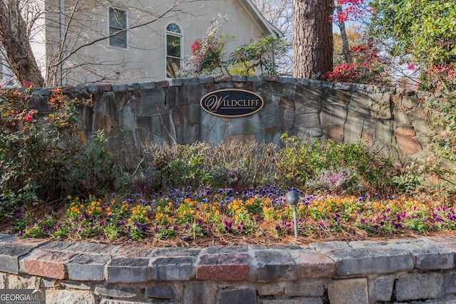 view of community / neighborhood sign