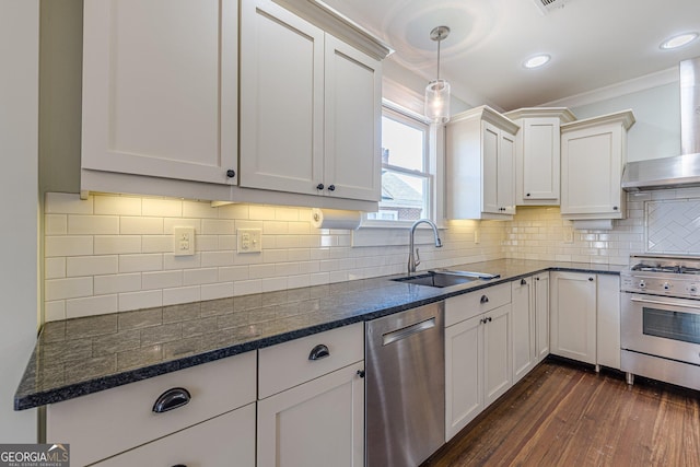 kitchen with decorative light fixtures, a sink, appliances with stainless steel finishes, crown molding, and dark wood-type flooring