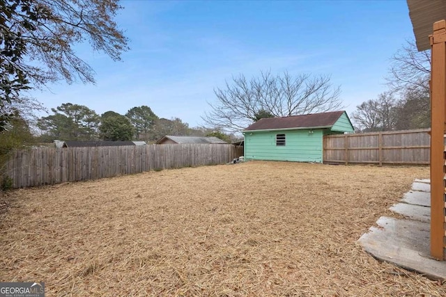 view of yard featuring a fenced backyard and an outdoor structure