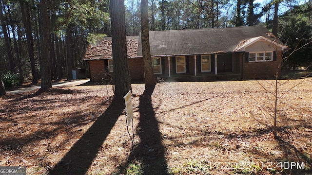 ranch-style home featuring brick siding and driveway