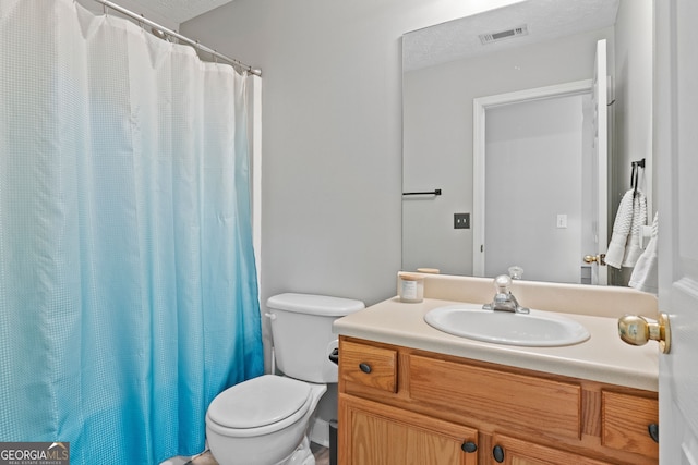 full bath with visible vents, toilet, a shower with curtain, a textured ceiling, and vanity