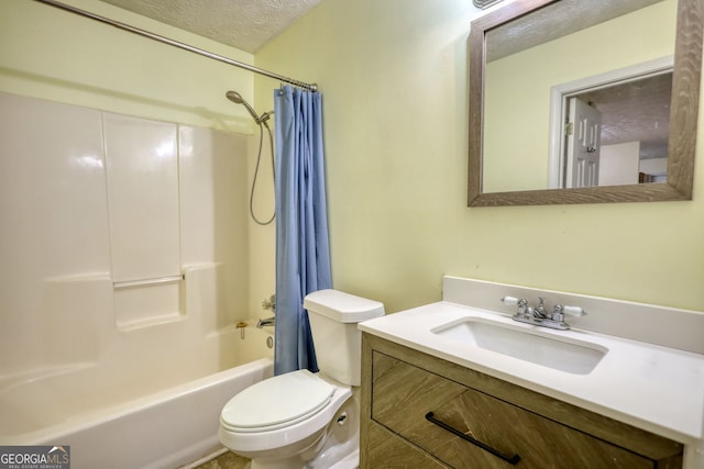 full bathroom featuring toilet, shower / bath combo with shower curtain, a textured ceiling, and vanity