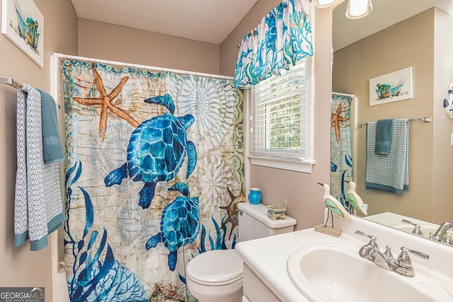 full bath with toilet, a shower with curtain, and vanity