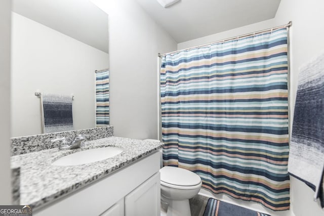 bathroom with toilet, a shower with curtain, and vanity